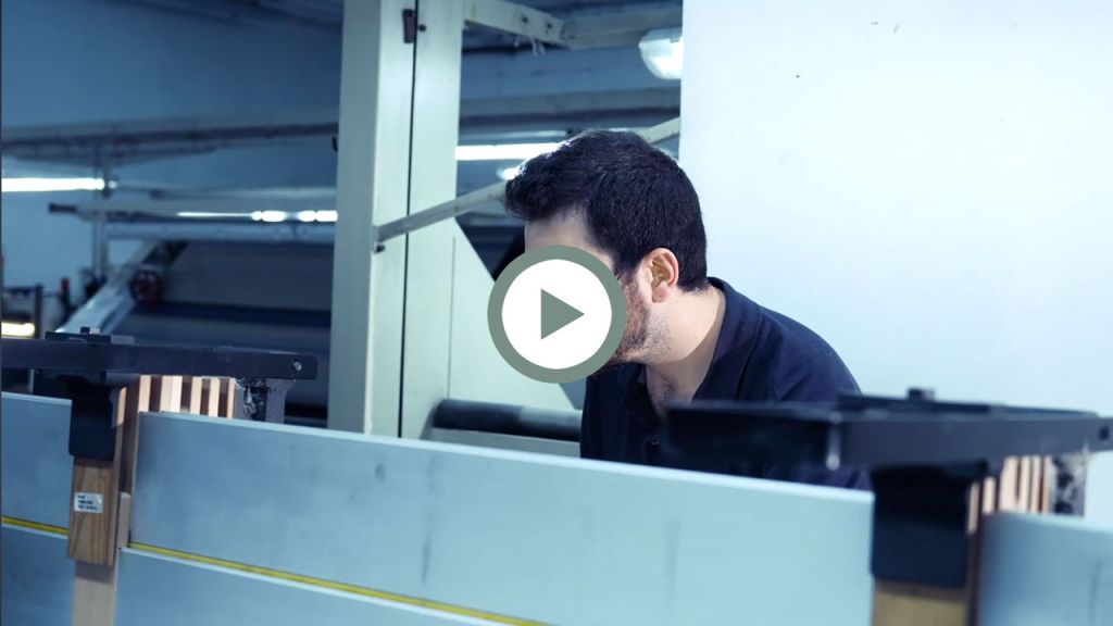 imagen próxima a telares con contramaestres Textil Tapias Global